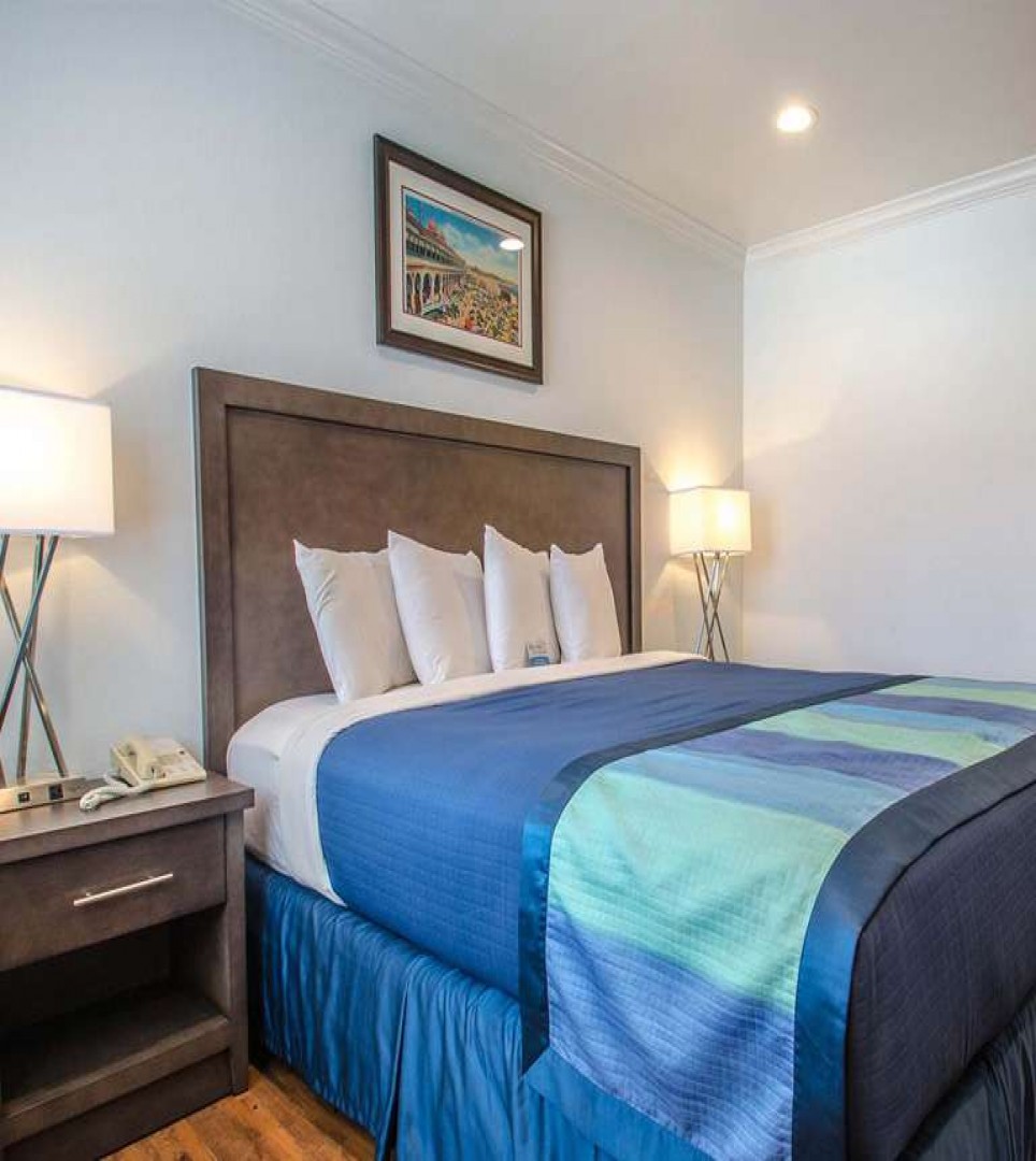 EACH WELL-APPOINTED ROOM IS IDEAL FOR LEISURE AND BUSINESS TRAVELERS