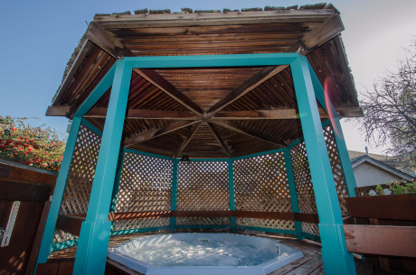 Welcome To The Continental Inn - Main Building Outdoor Hot Tub