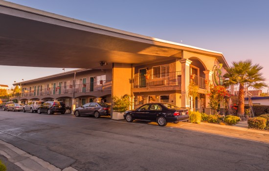 Welcome To The Continental Inn - Exterior Of Main Building